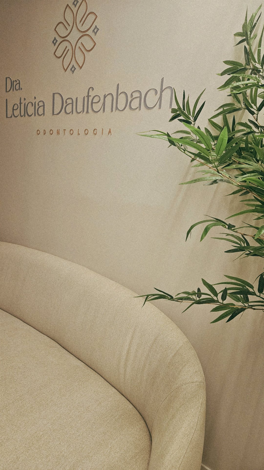 Recepção da Serenity Dental Studio com a identidade da Dra. Leticia Daufenbach