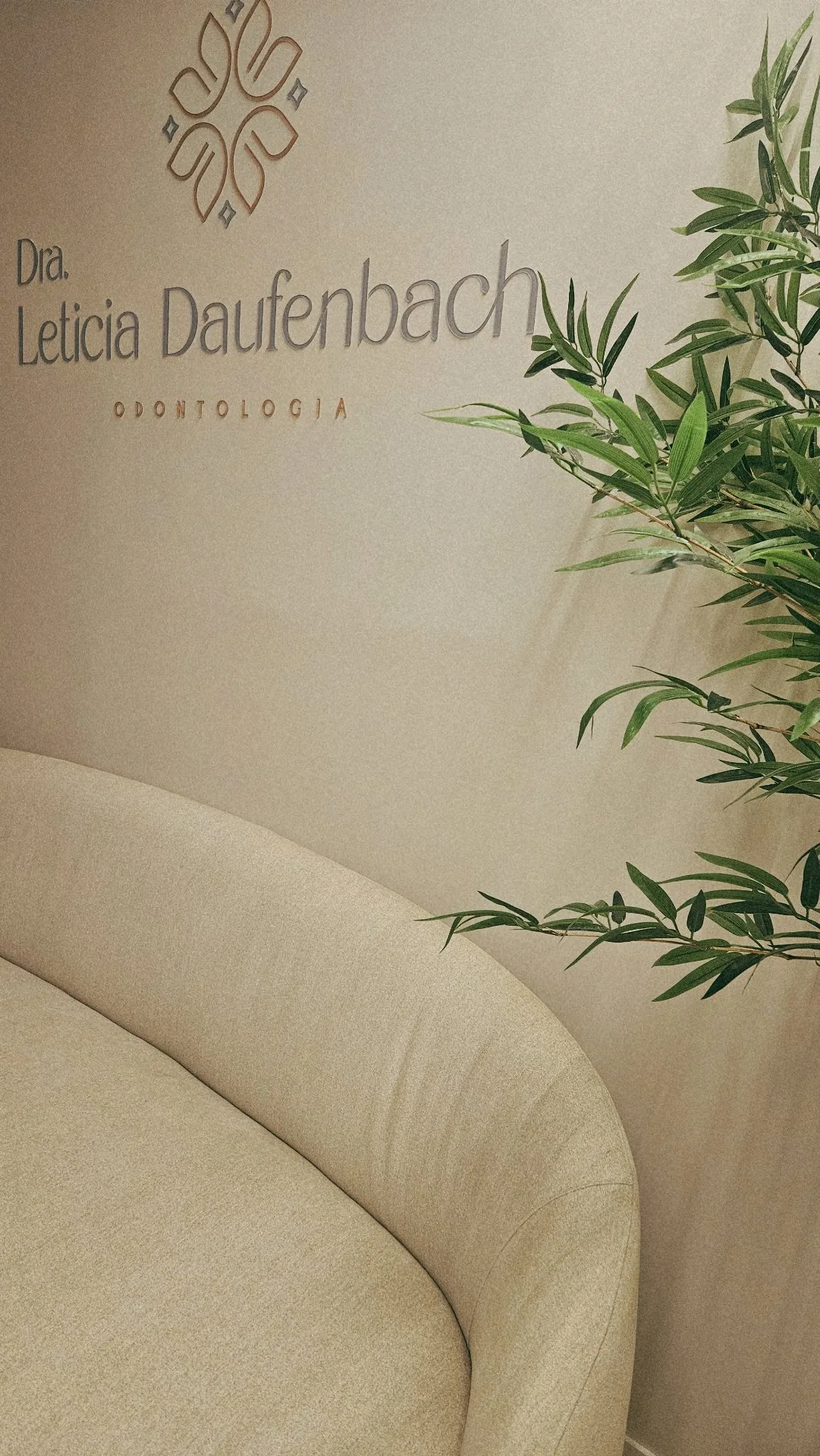 Recepção da Serenity Dental Studio com a identidade da Dra. Leticia Daufenbach